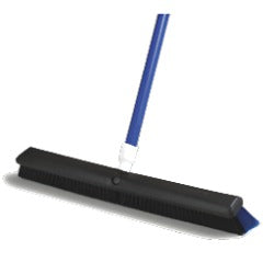 Escoba de empuje multifunción Carlisle Omni Sweep de 24" - 41881
